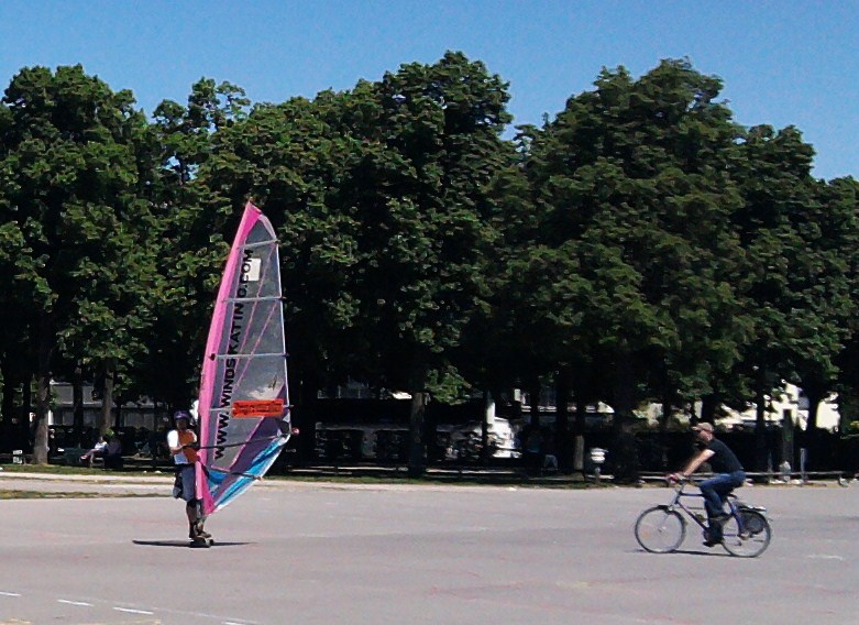 Windsegeln mit einer art Skateboard